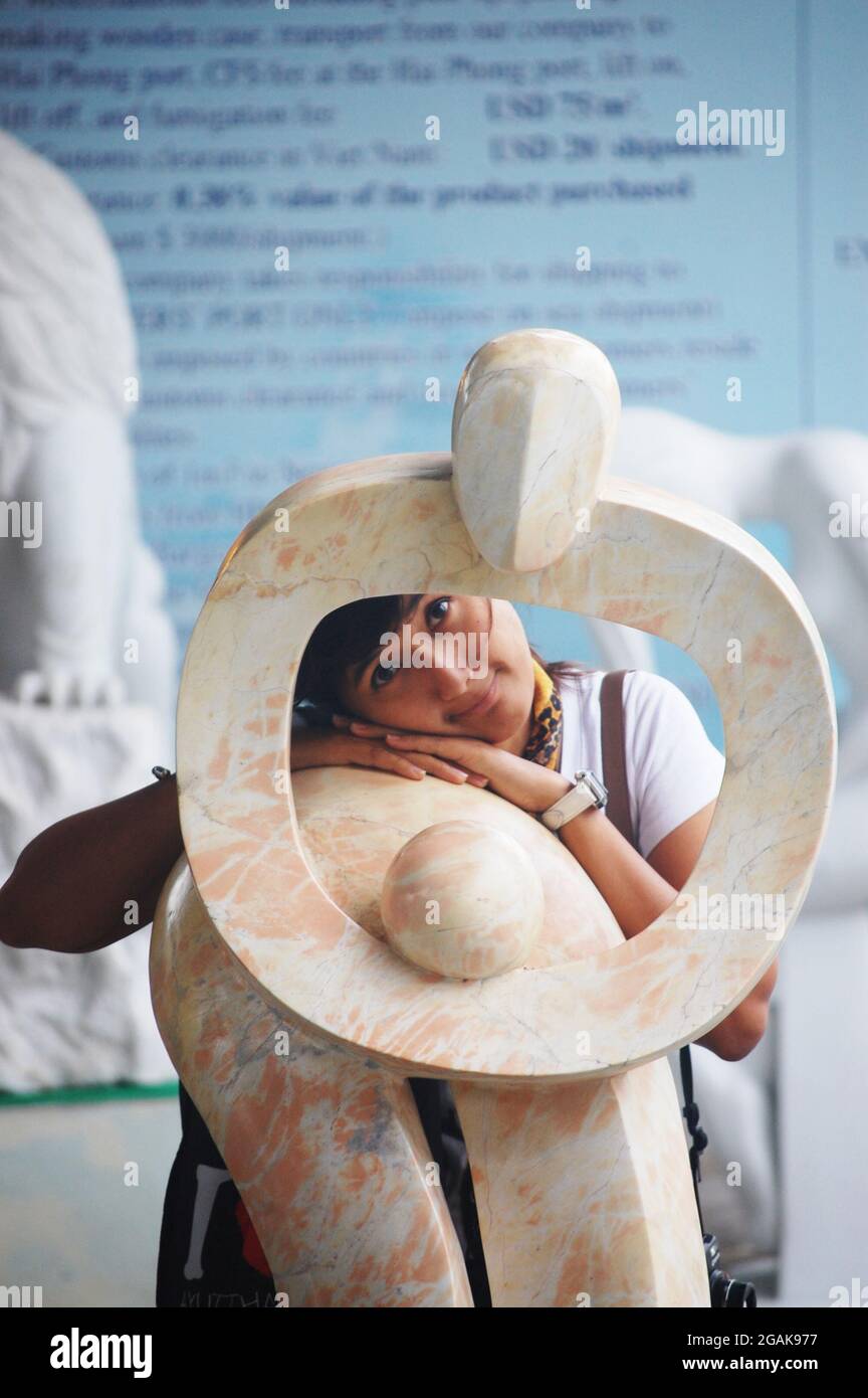 Sculpture pierre à sculpter art en marbre style vietnamien pour le spectacle et la vente voyageurs personnes dans la galerie de studio dans la vieille ville de Ba Dinh ou place du quartier français Banque D'Images