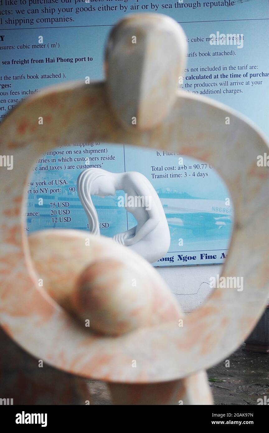 Sculpture pierre à sculpter art en marbre style vietnamien pour le spectacle et la vente voyageurs personnes dans la galerie de studio dans la vieille ville de Ba Dinh ou place du quartier français Banque D'Images