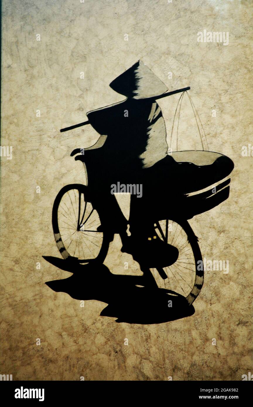 Dessin d'art de peinture sur papier style vietnamien pour le spectacle et la vente voyageurs personnes dans la galerie de studio dans la vieille ville de Ba Dinh ou le quartier français Squa Banque D'Images