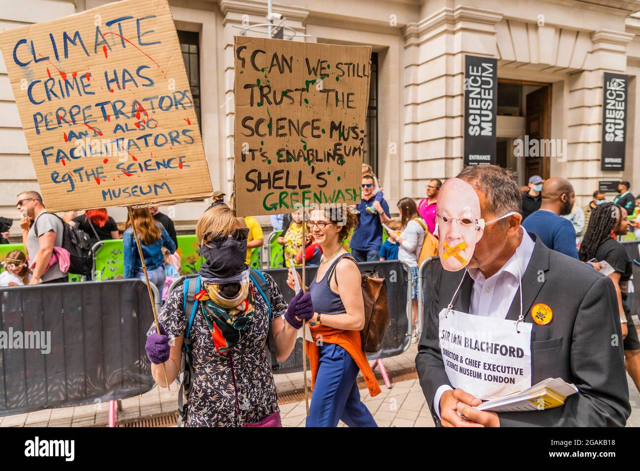 Londres, Royaume-Uni. 31 juillet 2021. Un groupe de scientifiques et d'autres manifestants de la rébellion de l'extinction se rassemblent devant le Musée des Sciences, en réponse à la nouvelle que Shell a passé une commande « ensacheuse » sur le musée concernant son parrainage de l'exposition notre future planète. Ils protestent également contre la décision du Science Museum Group de continuer à accepter le parrainage de Shell qui, selon eux, donne une légitimité au « mode » planétaire du géant des combustibles fossiles. Crédit : Guy Bell/Alay Live News Banque D'Images