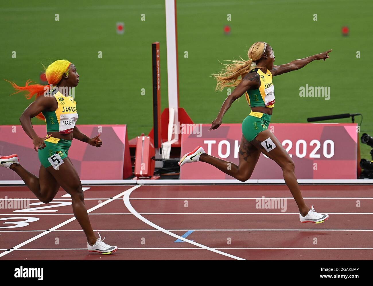 Tokyo, Japon. 31 juillet 2021. Elaine Thompson-Herah (R) de la Jamaïque réagit lors de la finale du 100m féminin aux Jeux Olympiques de Tokyo 2020 à Tokyo, au Japon, le 31 juillet 2021. Crédit: Li Yibo/Xinhua/Alay Live News Banque D'Images