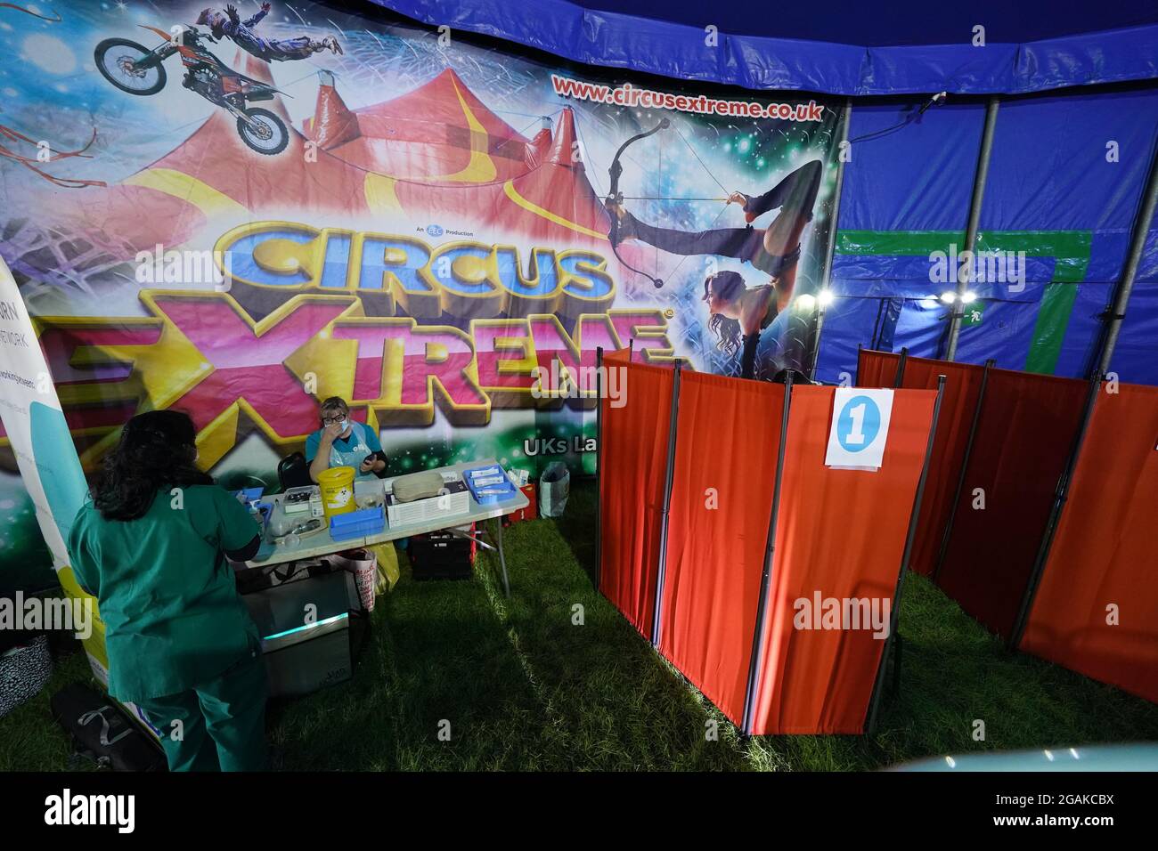 Dre Lisa Pickles, 57 ans, (assise) responsable clinique du programme de vaccination de Calvaire parle avec un collègue à une clinique de vaccination Covid-19, dans le chapiteau de Circus Extreme, à Halifax. Date de la photo: Samedi 31 juillet 2021. Banque D'Images