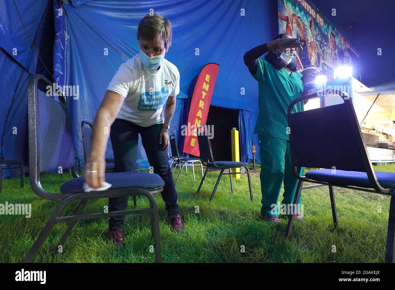 Le personnel prépare des places assises à une clinique de vaccination pop-up Covid-19 dans le chapiteau de Circus Extreme à Halifax. Date de la photo: Samedi 31 juillet 2021. Banque D'Images