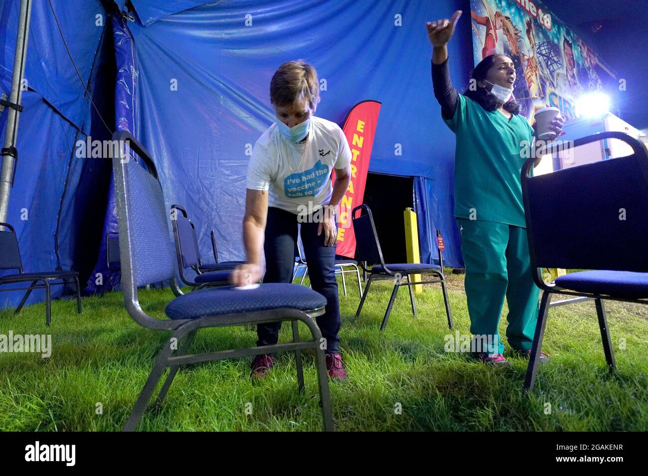 Le personnel prépare des places assises à une clinique de vaccination pop-up Covid-19 dans le chapiteau de Circus Extreme à Halifax. Date de la photo: Samedi 31 juillet 2021. Banque D'Images