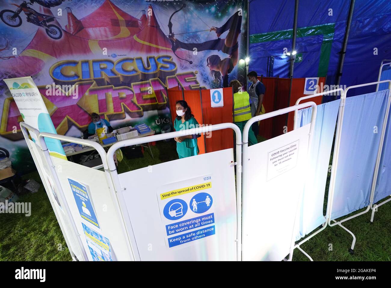 Le personnel d'une clinique de vaccination pop-up Covid-19 dans le chapiteau de Circus Extreme à Halifax. Date de la photo: Samedi 31 juillet 2021. Banque D'Images