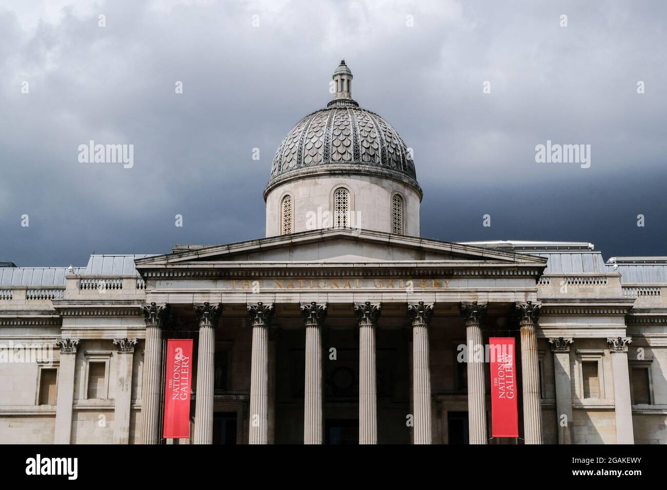 Trafalgar Square, Londres, Royaume-Uni. 31 juillet 2021. Météo au Royaume-Uni : nuages noirs au-dessus du centre de Londres. Crédit : Matthew Chattle/Alay Live News Banque D'Images