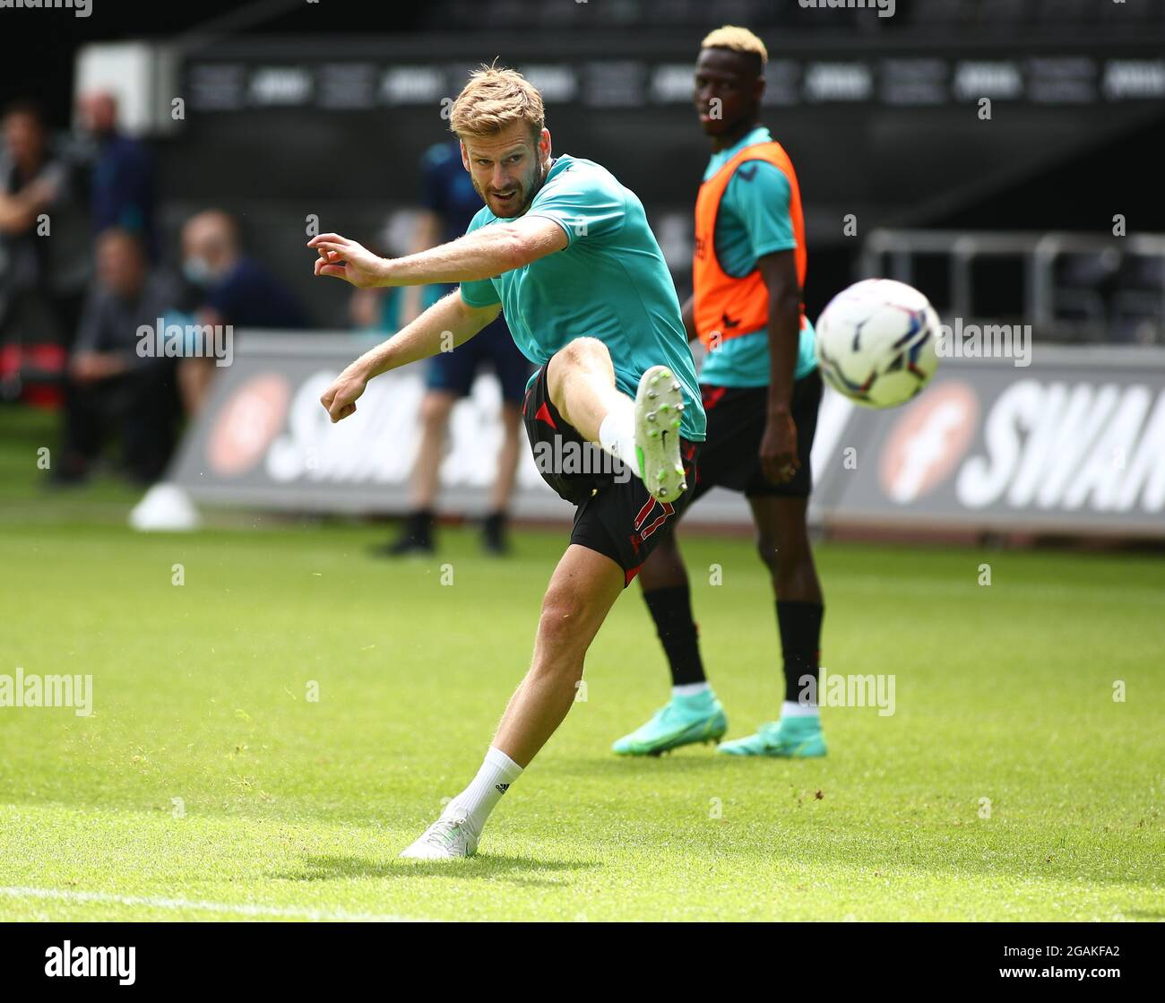 Liberty Stadium, Swansea, Glamorgan, Royaume-Uni. 31 juillet 2021. Football pré-saison amical, Swansea City versus Southampton ; Stuart Armstrong de Southampton prend des photos pendant l'échauffement crédit : action plus Sports/Alamy Live News Banque D'Images