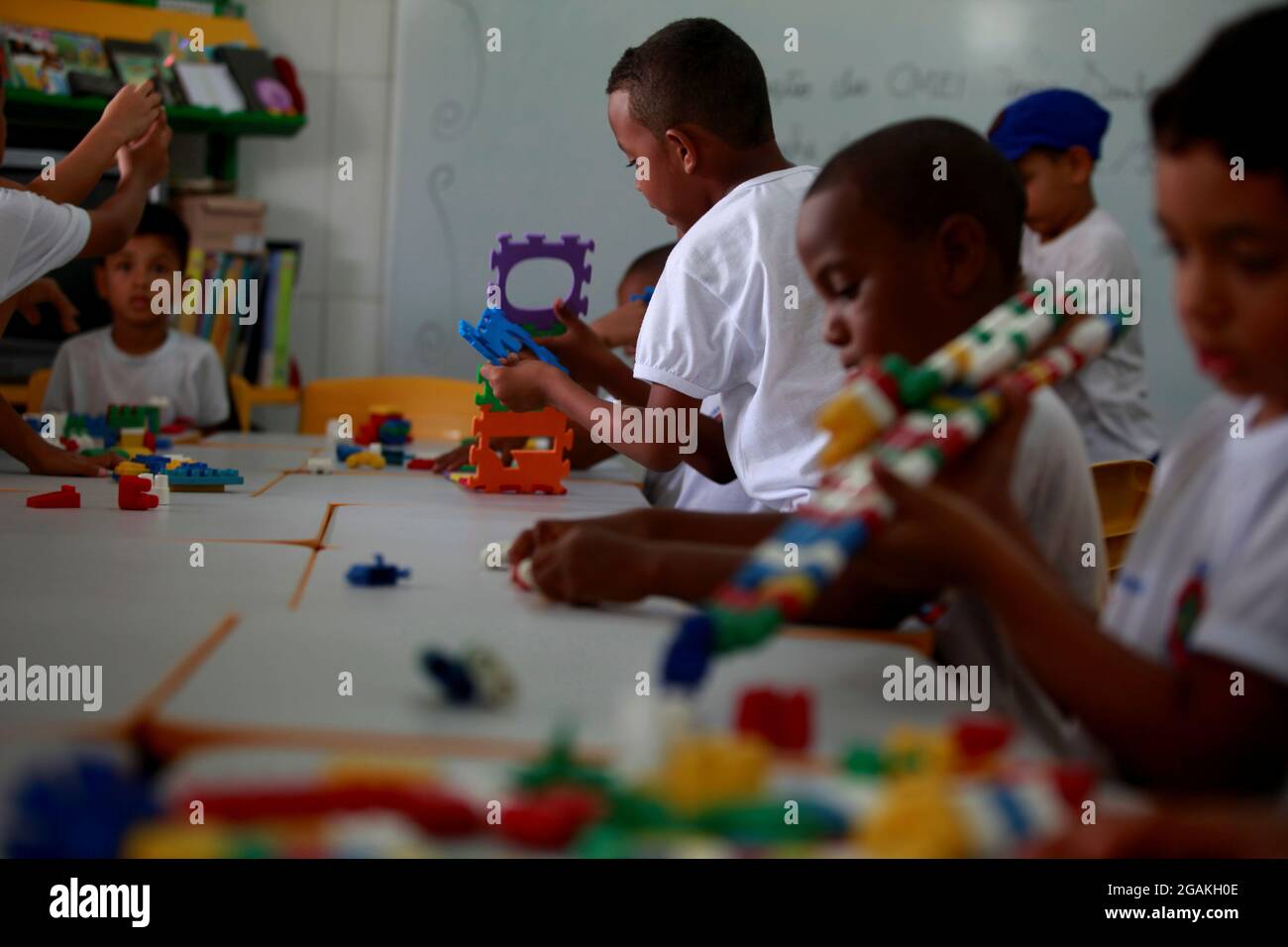 salvador, bahia, brésil - september10, 2015: Les enfants d'un centre public de garderie sont vus dans une salle de classe dans la ville de Salvador. Banque D'Images