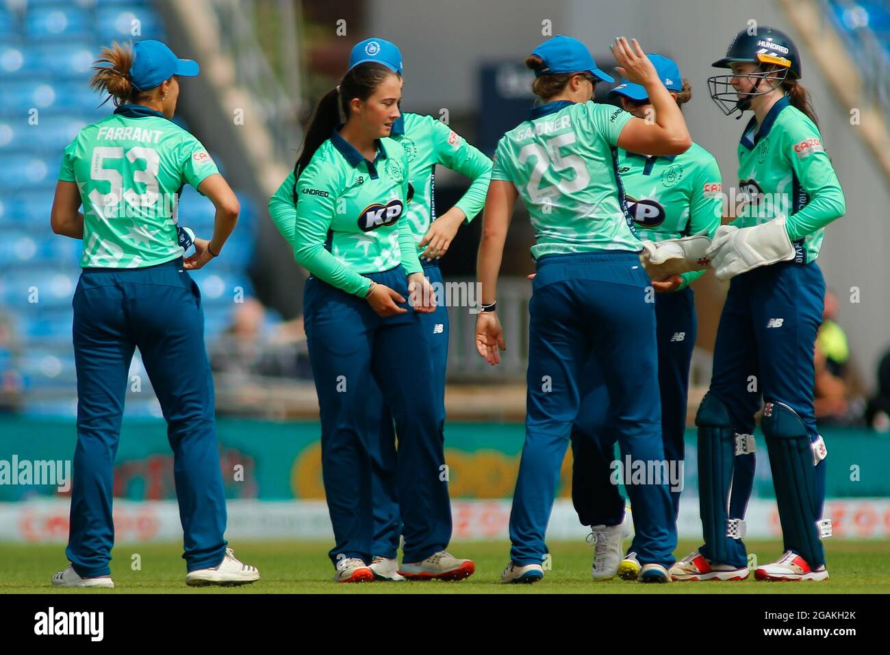 Stade Emerald Headingley, Leeds, West Yorkshire, 31 juillet 2021. The Hundred - Northern Superchargers Women vs Oval Invincible Women Oval Invincible Celebrate la cricket de Laura Wolvaardt du bowling d'Alice Capsey attrapé Sarah Bryce Credit: Touchlinepics/Alay Live News Banque D'Images