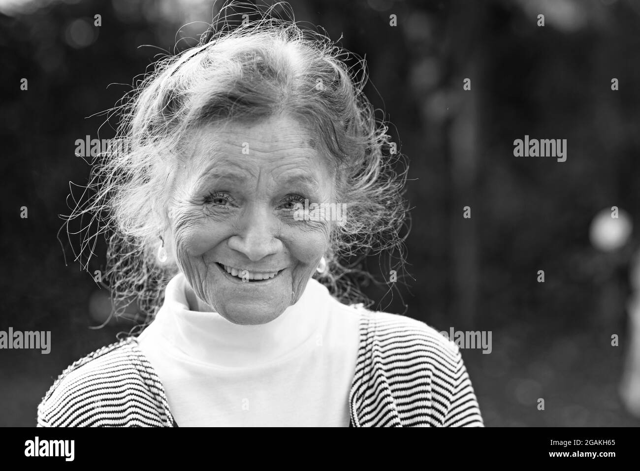 CLASSÉ - 15 décembre 2020, Bavière, Wolfratshausen: Ingrid Fröhlich, actrice et premier commissaire TV d'Allemagne ('soko 5113'), sourit. Fröhlich est mort. Elle meurt le 30.07.2021, comme l'a appris l'agence de presse allemande des milieux familiaux. Fröhlich avait 81 ans. Photo: Ursula Düren/dpa Banque D'Images