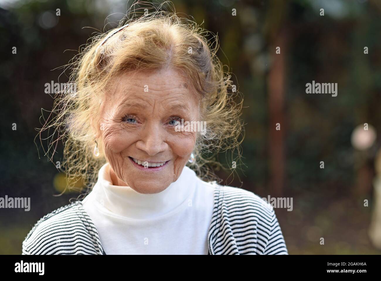 CLASSÉ - 15 décembre 2020, Bavière, Wolfratshausen: Ingrid Fröhlich, actrice et premier commissaire TV d'Allemagne ('soko 5113'), sourit. Fröhlich est mort. Elle meurt le 30.07.2021, comme l'a appris l'agence de presse allemande des milieux familiaux. Fröhlich avait 81 ans. Photo: Ursula Düren/dpa Banque D'Images