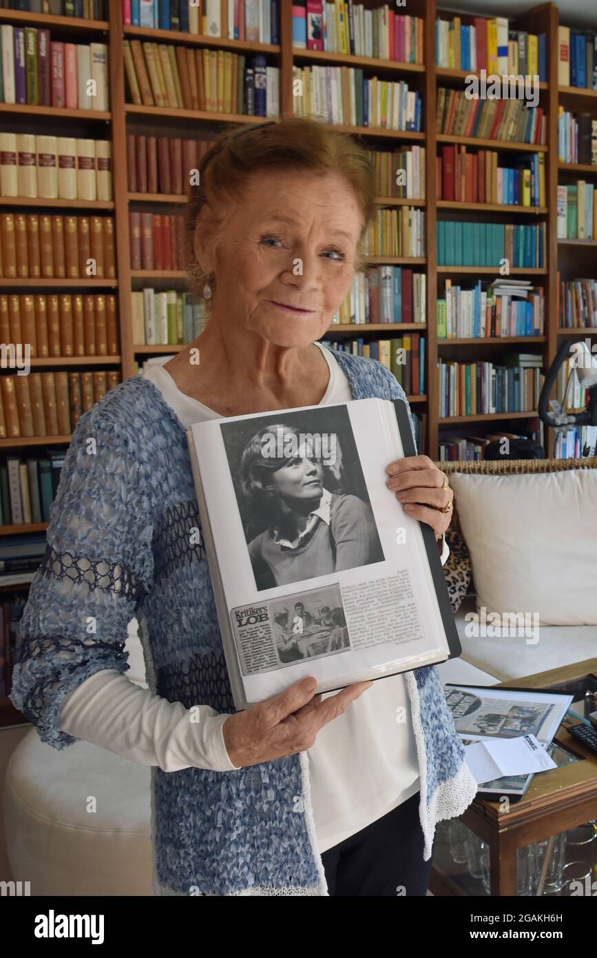 CLASSÉ - 15 décembre 2020, Bavière, Wolfratshausen: Ingrid Fröhlich, actrice et premier commissaire TV d'Allemagne ('soko 5113'), montre une image comme une jeune actrice. Fröhlich est mort. Elle meurt le 30.07.2021, comme l'a appris l'agence de presse allemande des milieux familiaux. Fröhlich avait 81 ans. Photo: Ursula Düren/dpa Banque D'Images