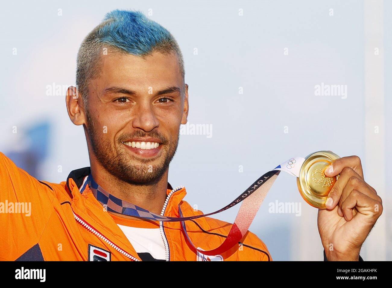 Kiran Badloe, des pays-Bas, pose avec sa médaille d'or dans la classe de voile RS:X pour hommes des Jeux Olympiques de Tokyo le 31 juillet 2021 au port de plaisance d'Enoshima dans la préfecture de Kanagawa, dans l'est du Japon. (Kyodo)==Kyodo photo via crédit: Newscom/Alay Live News Banque D'Images