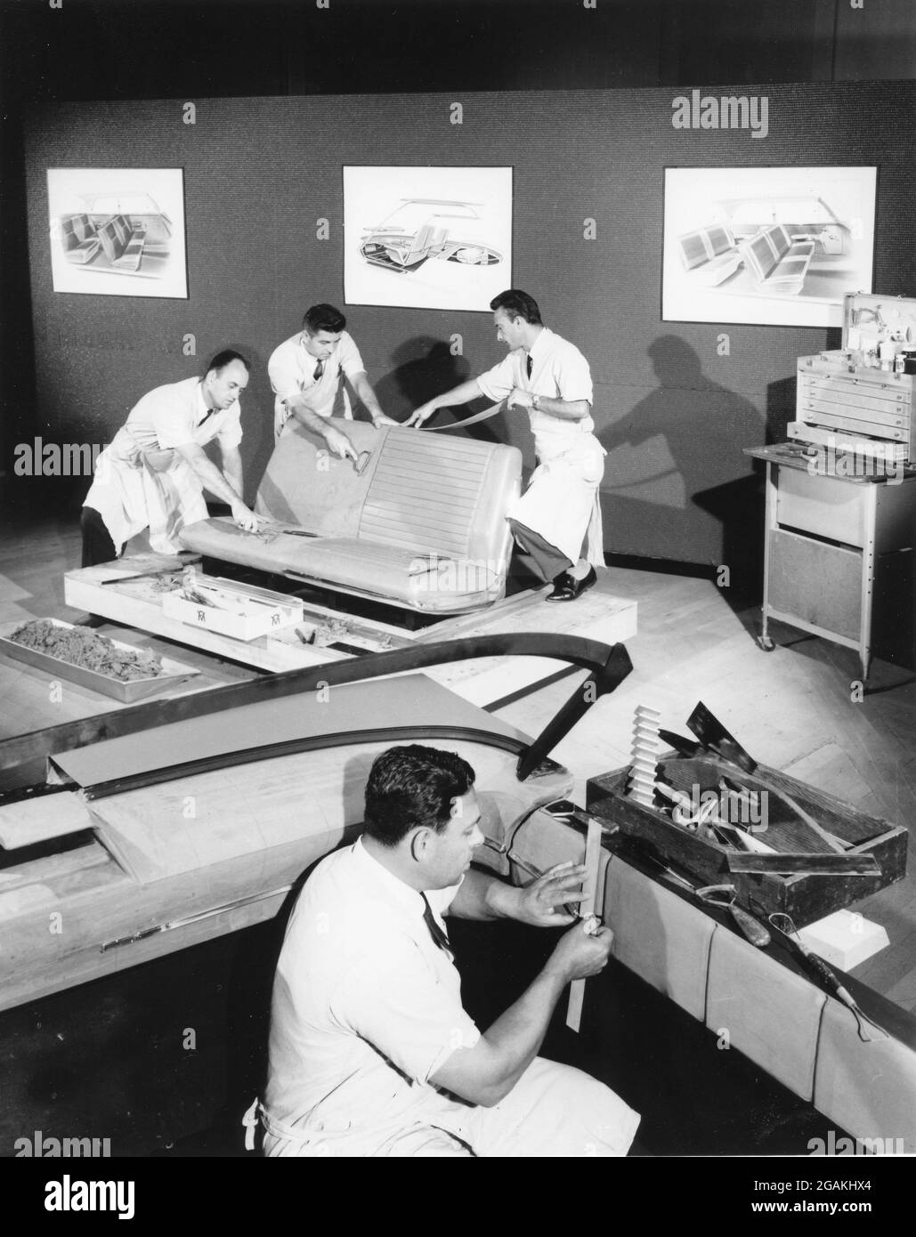 Les concepteurs d'automobiles travaillent à partir de dessins pour développer des modèles d'intérieur en 3 dimensions pour les voitures futures, Detroit, MI, 1967. (Photo par automobile Manufacturers Association/RBM Vintage Images) Banque D'Images