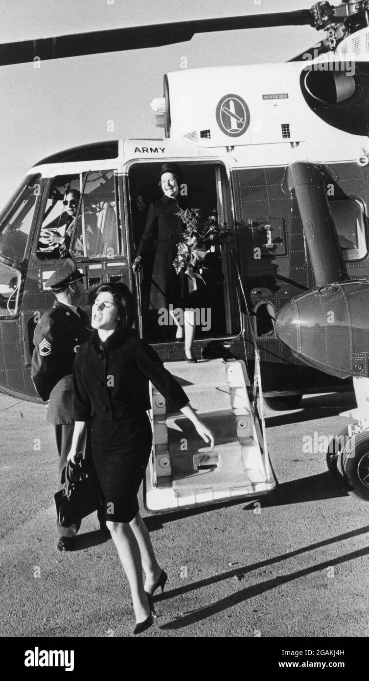 Lady Bird Johnson et sa fille Luci semblent heureux d'être à la maison pour les vacances de Noël alors qu'ils débarquent d'un hélicoptère, Austin, TX, 12/24/1963. (Photo de Yoichi Okamoto/photo de la Maison Blanche/RBM Vintage Iamges) Banque D'Images