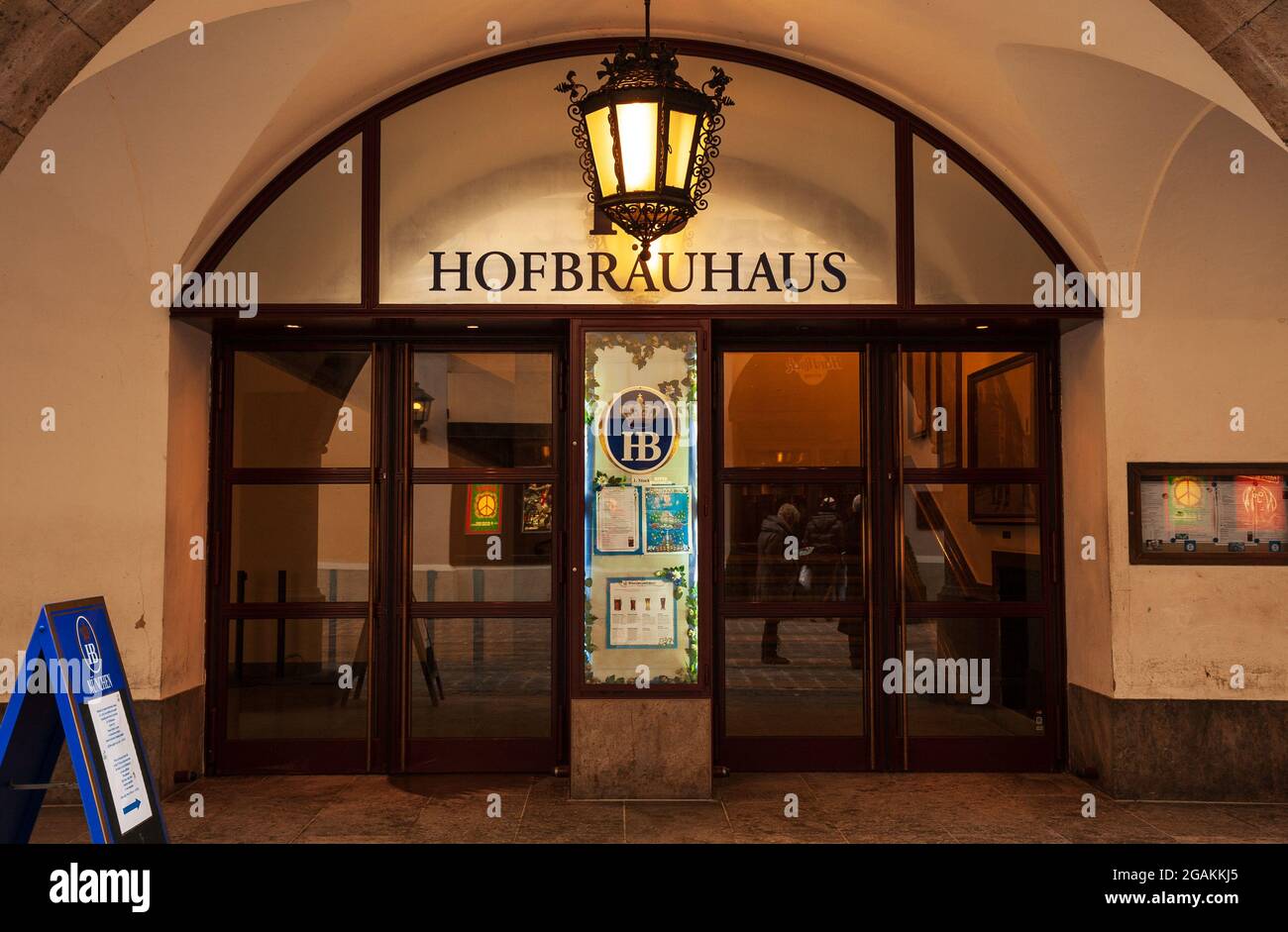 MUNICH, ALLEMAGNE - 01 JANVIER 2011 : entrée à la Hofbräuhaus am Platzl, un ancien restaurant de bière de Munich Banque D'Images