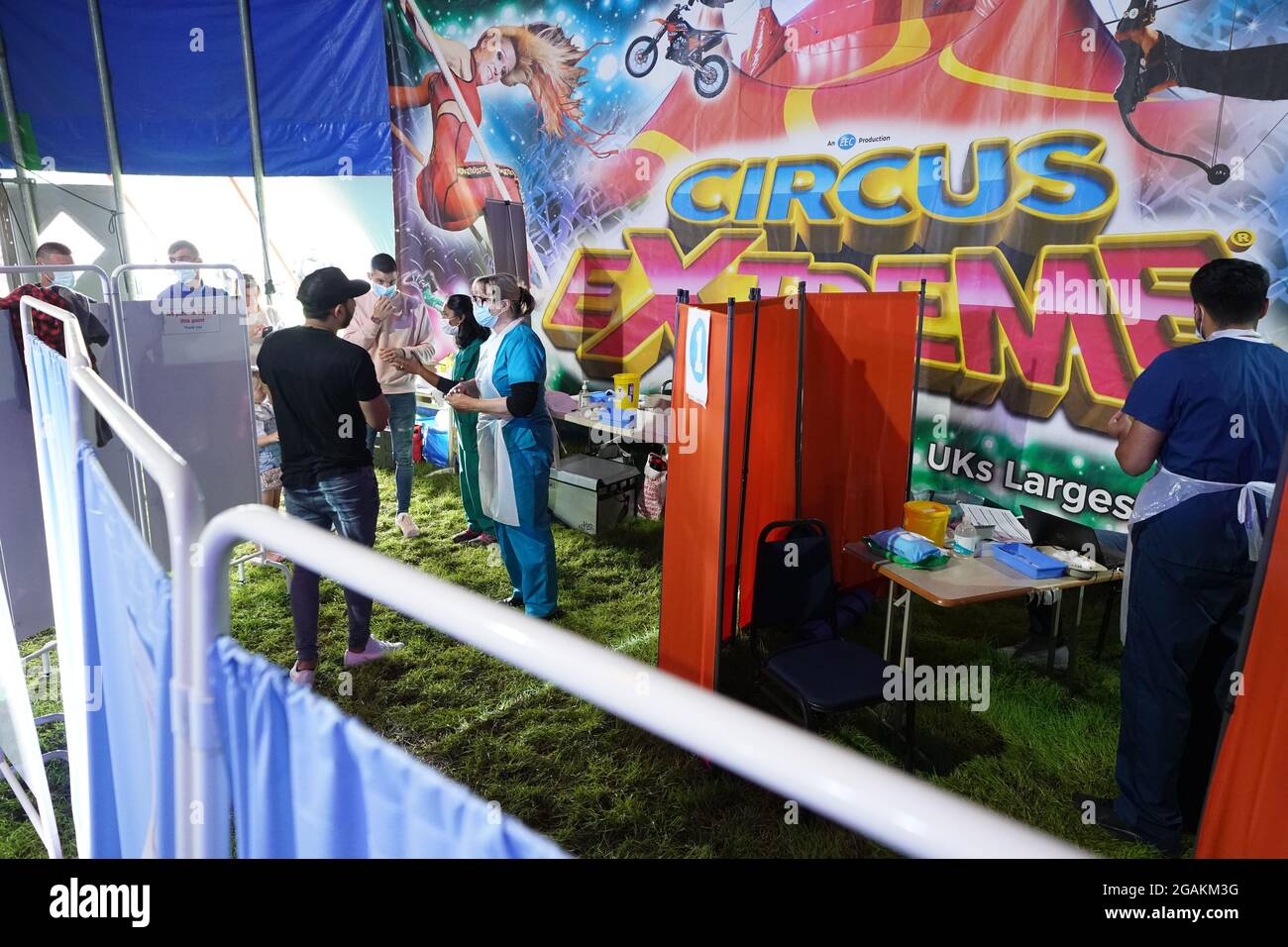 Les personnes qui fréquentent Circus Extreme à Halifax, attendent d'être vaccinées dans une clinique de vaccination Covid-19 établie dans le chapiteau du cirque. Date de la photo: Samedi 31 juillet 2021. Banque D'Images