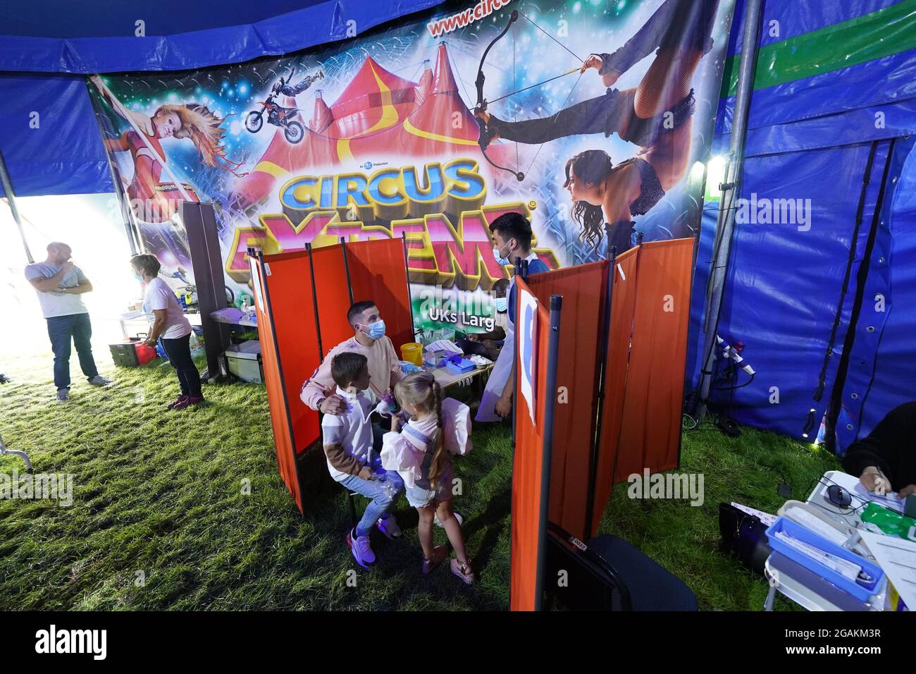 Les personnes qui fréquentent Circus Extreme à Halifax, attendent d'être vaccinées dans une clinique de vaccination Covid-19 établie dans le chapiteau du cirque. Date de la photo: Samedi 31 juillet 2021. Banque D'Images