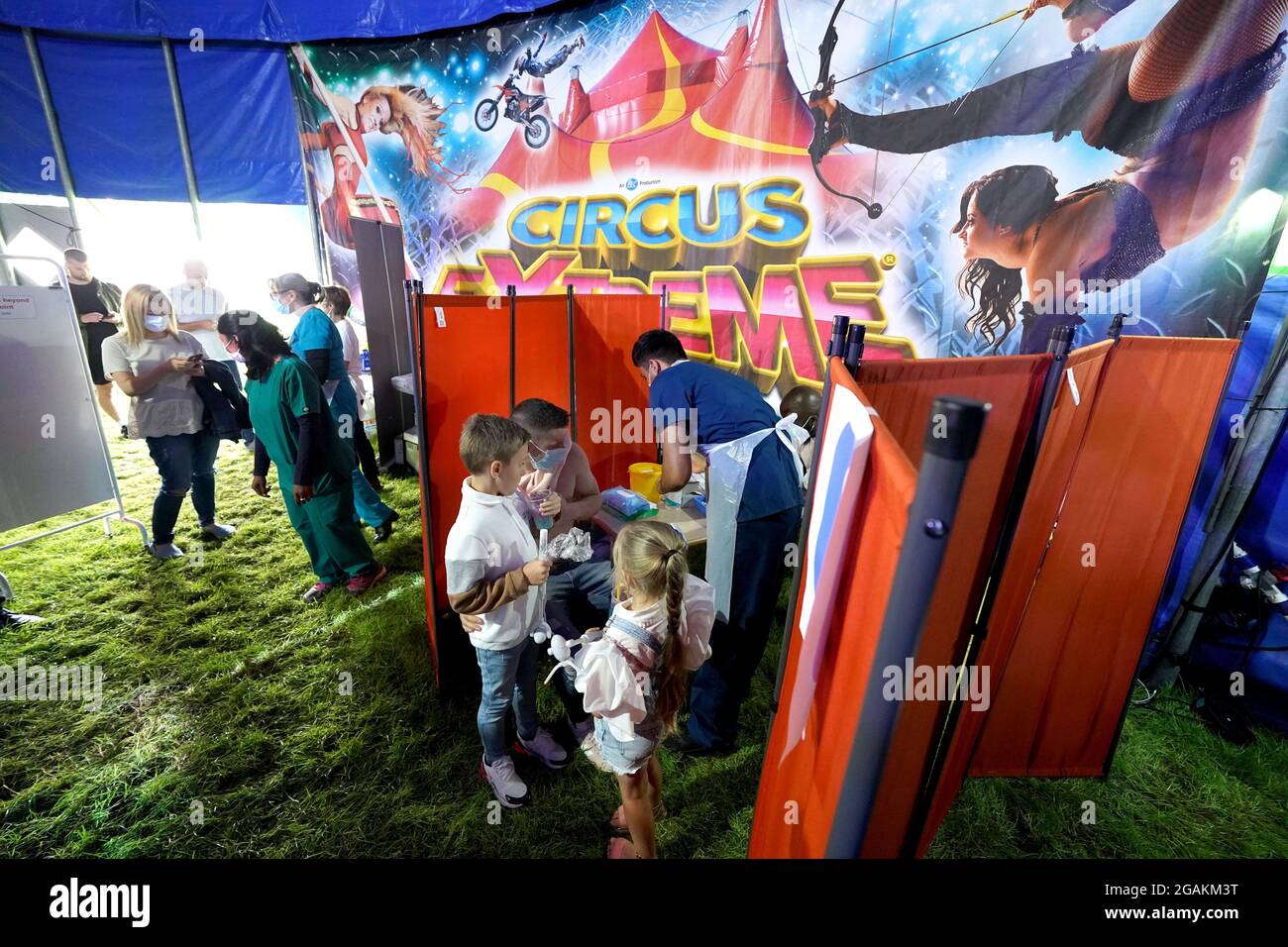 Les personnes qui fréquentent Circus Extreme à Halifax, attendent d'être vaccinées dans une clinique de vaccination Covid-19 établie dans le chapiteau du cirque. Date de la photo: Samedi 31 juillet 2021. Banque D'Images