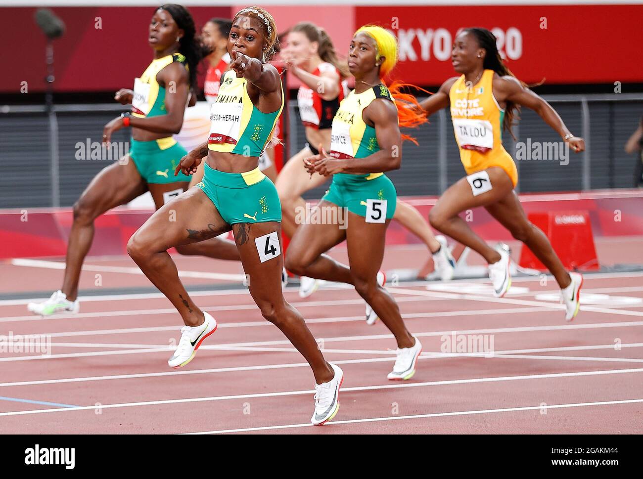 Tokyo, Japon. 31 juillet 2021. Elaine Thompson-Herah (front) de la Jamaïque participe à la finale du 100m féminin aux Jeux Olympiques de Tokyo 2020 à Tokyo, au Japon, le 31 juillet 2021. Crédit: Wang Lili/Xinhua/Alay Live News Banque D'Images