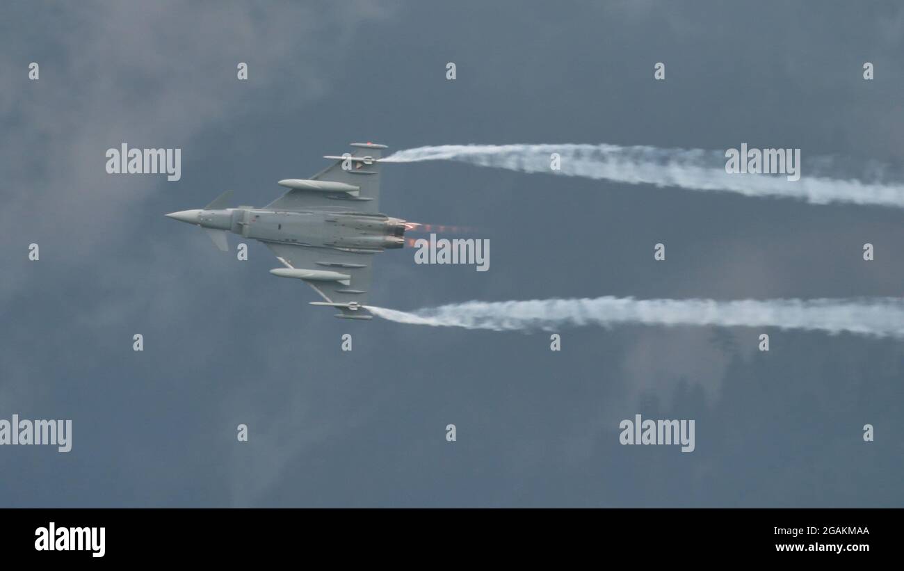 Zeltweg, Autriche 6 SEPTEMBRE 2019 un avion de chasse militaire vole par mauvais temps, ciel nuageux et gris pluie. Eurofighter Typhon de l'armée de l'air autrichienne Banque D'Images