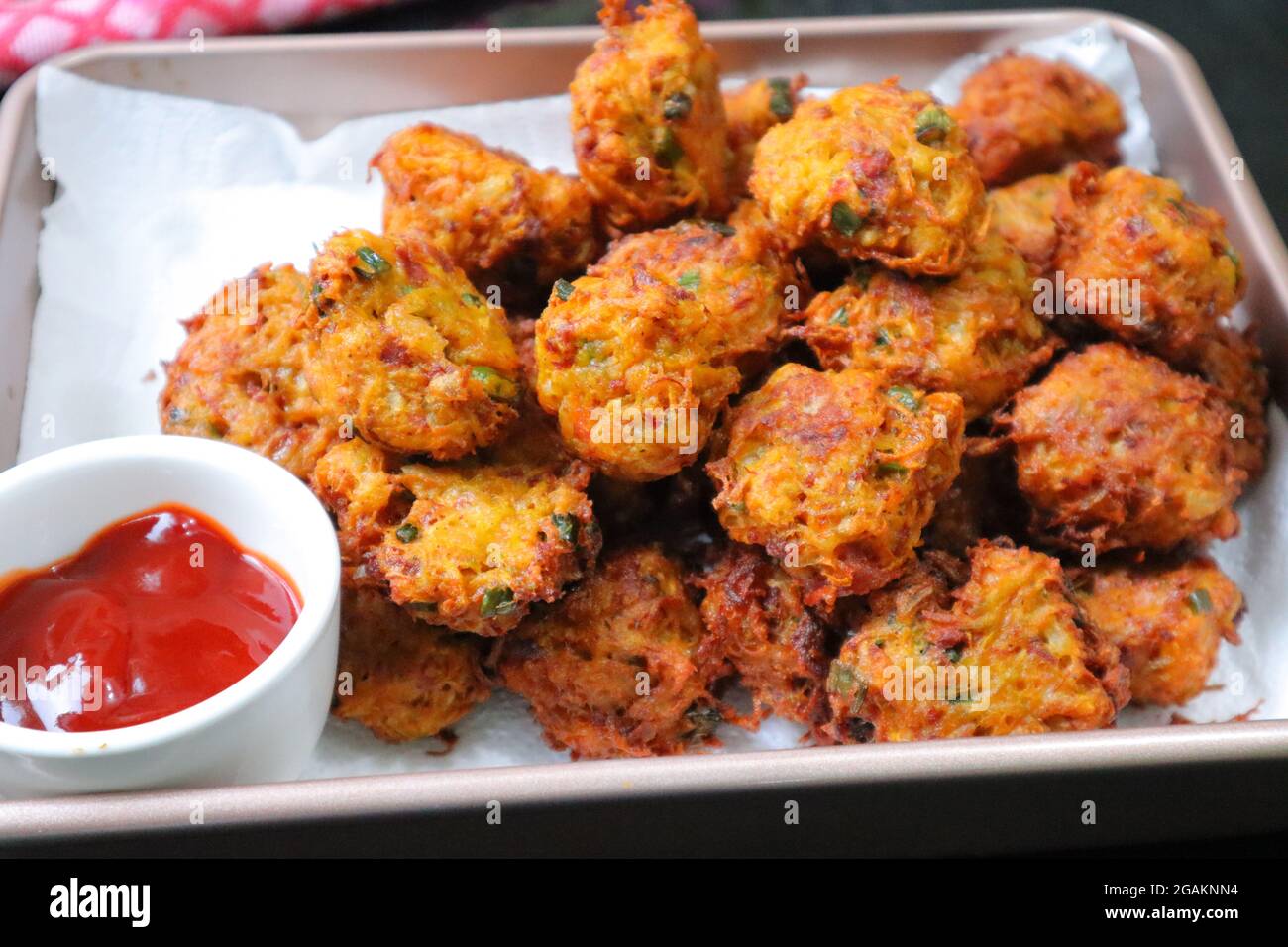 Pakora aux légumes indiens avec ketchup Banque D'Images