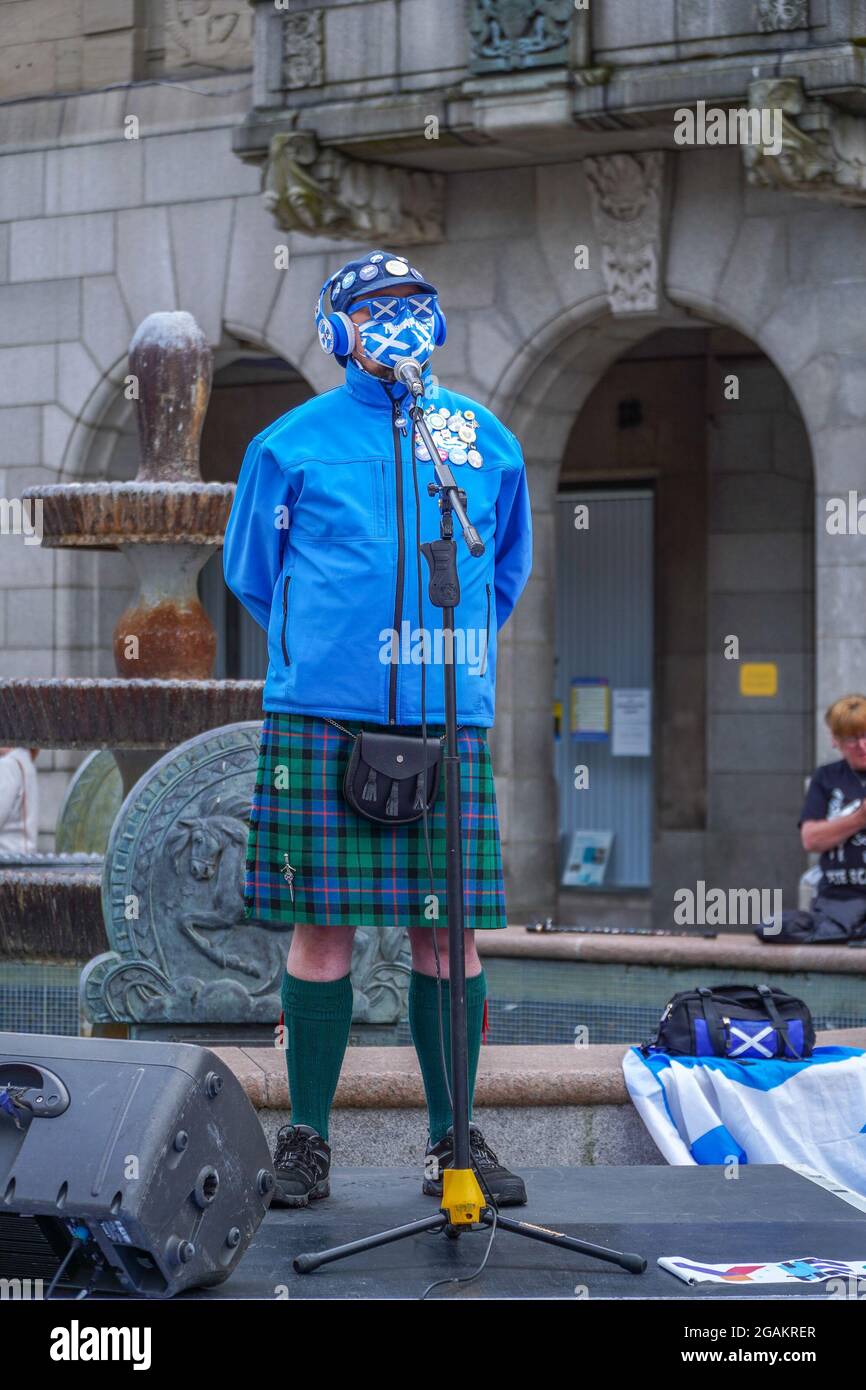 Caird Hall Square, Dundee, Tayside, Écosse, Royaume-Uni. 31 juillet 2021: Grande manifestation pour l'indépendance, organisée par le groupe "tous sous une bannière", plusieurs se sont réunis pour montrer leur soutien à l'indépendance des terres écossaises par rapport au Royaume-uni. Il s'agit de l'une des nombreuses manifestations organisées par le groupe dans toute l'Écosse, la prochaine étant prévue pour la base nucléaire de Faslane. (Crédit : stable Air Media/Alamy Live News) Banque D'Images