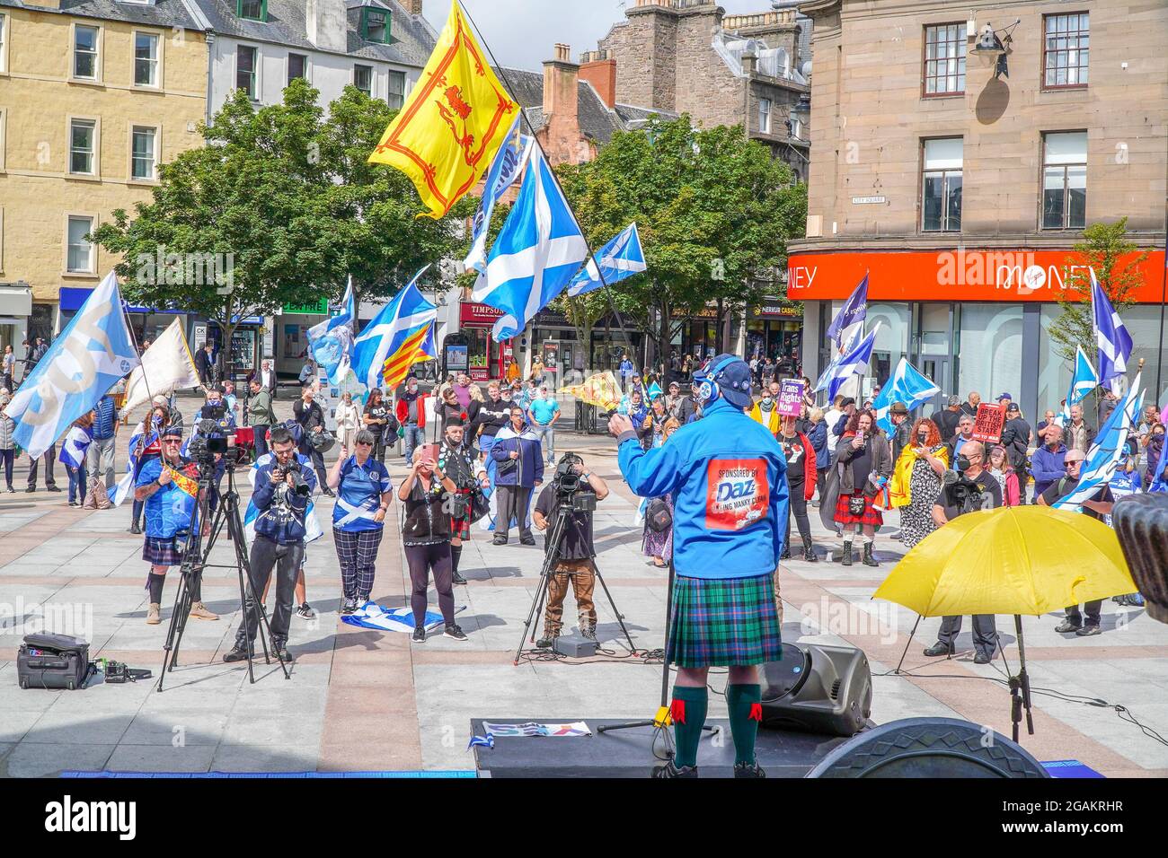 Caird Hall Square, Dundee, Tayside, Écosse, Royaume-Uni. 31 juillet 2021: Grande manifestation pour l'indépendance, organisée par le groupe "tous sous une bannière", plusieurs se sont réunis pour montrer leur soutien à l'indépendance des terres écossaises par rapport au Royaume-uni. Il s'agit de l'une des nombreuses manifestations organisées par le groupe dans toute l'Écosse, la prochaine étant prévue pour la base nucléaire de Faslane. (Crédit : stable Air Media/Alamy Live News) Banque D'Images