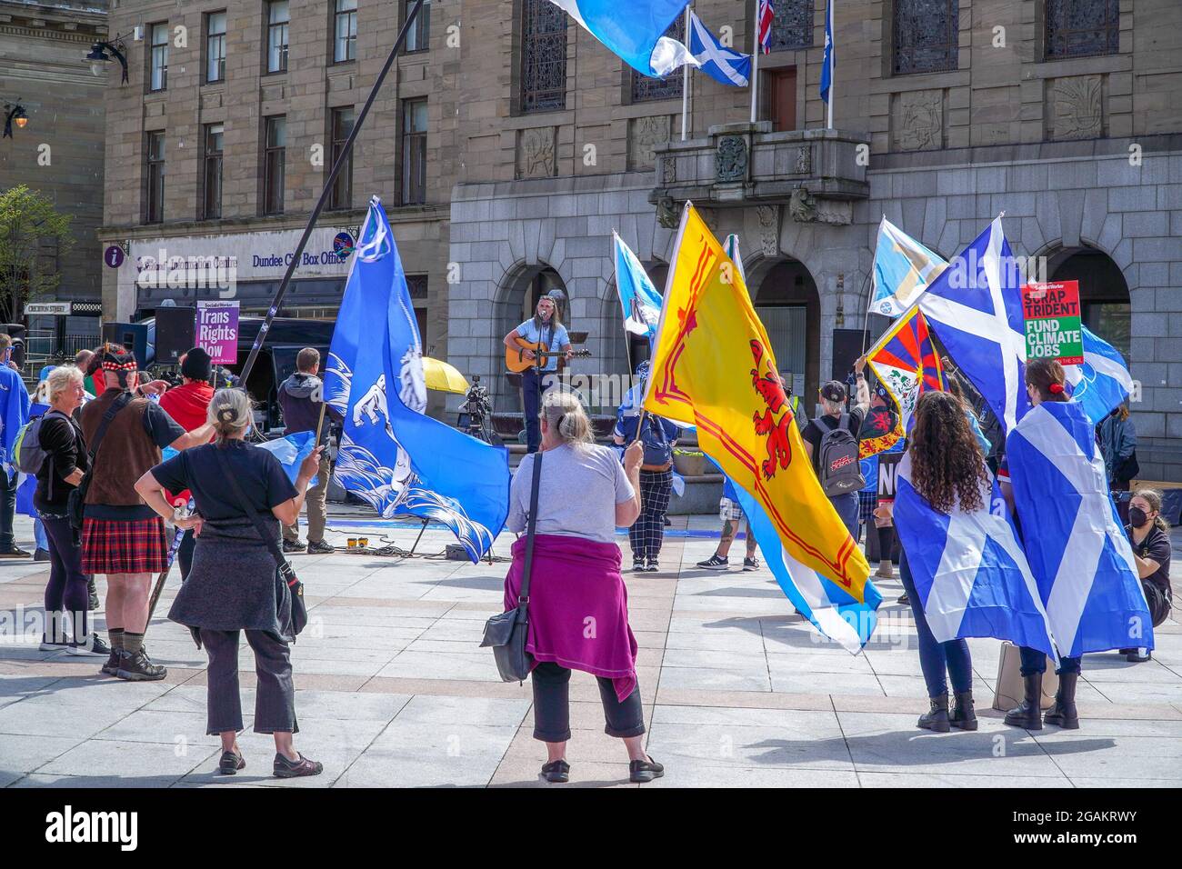 Caird Hall Square, Dundee, Tayside, Écosse, Royaume-Uni. 31 juillet 2021: Grande manifestation pour l'indépendance, organisée par le groupe "tous sous une bannière", plusieurs se sont réunis pour montrer leur soutien à l'indépendance des terres écossaises par rapport au Royaume-uni. Il s'agit de l'une des nombreuses manifestations organisées par le groupe dans toute l'Écosse, la prochaine étant prévue pour la base nucléaire de Faslane. (Crédit : stable Air Media/Alamy Live News) Banque D'Images