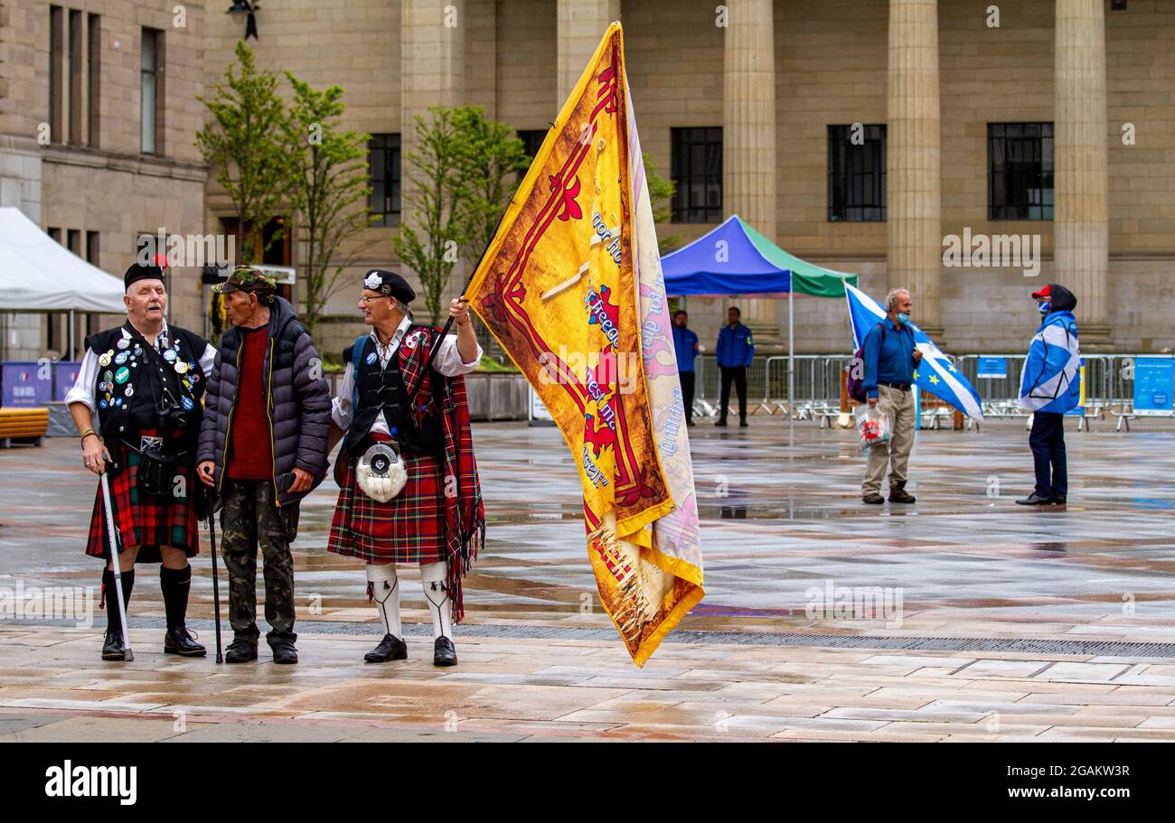 Dundee, Tayside, Écosse, Royaume-Uni. 31 juillet 2021. Politique britannique : le rassemblement statique All Under One Banner à Dundee avec Independence Live s'est réuni dans le centre-ville. Aujourd'hui, Dundee voit le plus grand rassemblement statique en faveur de l'indépendance depuis le déclenchement de Covid-19, et tous sous une bannière déclarant que le rassemblement est prévu pour Vas-y comme prévu. Crédit : Dundee Photographics/Alamy Live News Banque D'Images
