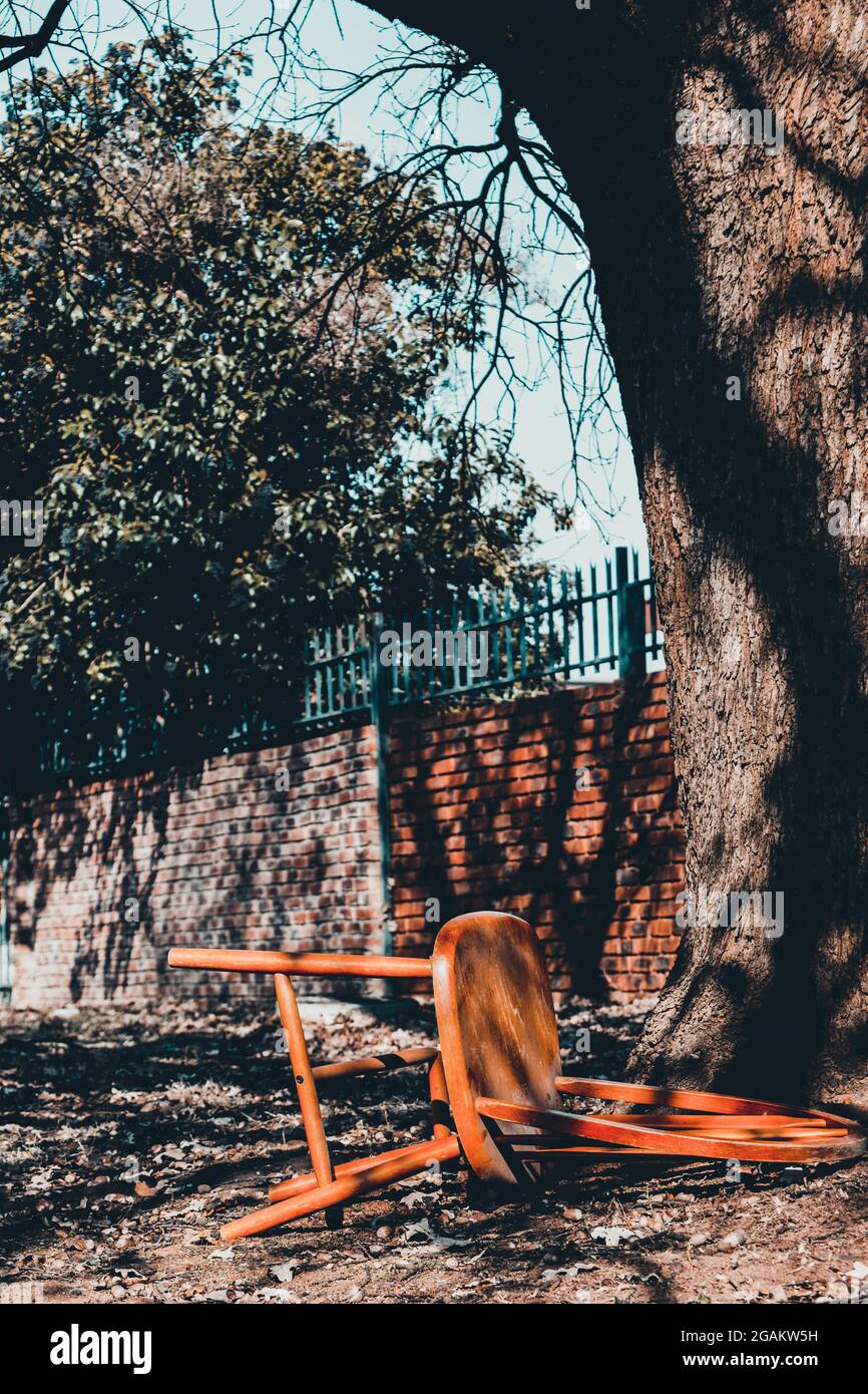 Une ancienne chaise rouillée est restée sur le sol, sur le chantier de construction Banque D'Images