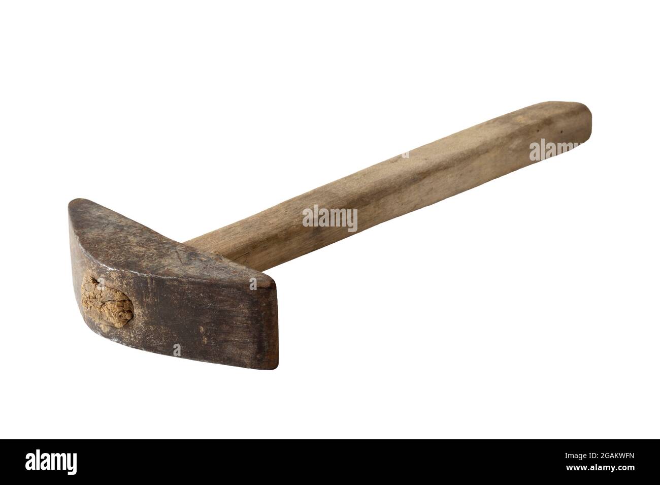 Une ancienne enclume métallique pour poinçonner une main scythe. Objet rouillé isolé sur fond blanc Banque D'Images