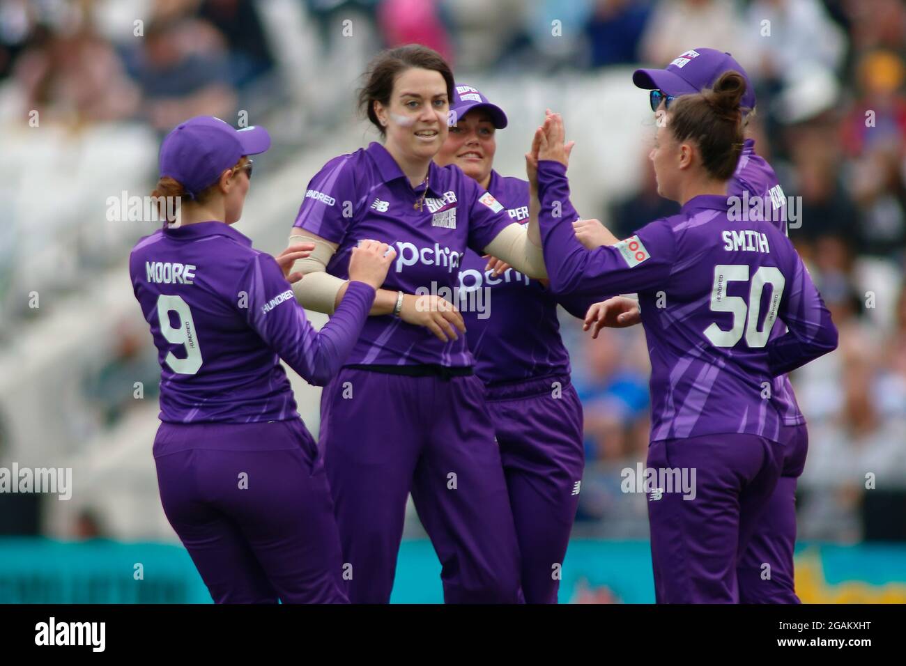 Stade Emerald Headingley, Leeds, West Yorkshire, 31 juillet 2021. The Hundred - Northern Superchargans Women vs Oval Invincible Women Katie Levick of Northern Superchargeurs Women célèbre la porte de l'Oval Invincible Women Georgie Adams crédit: Touchlinepics/Alay Live News Banque D'Images