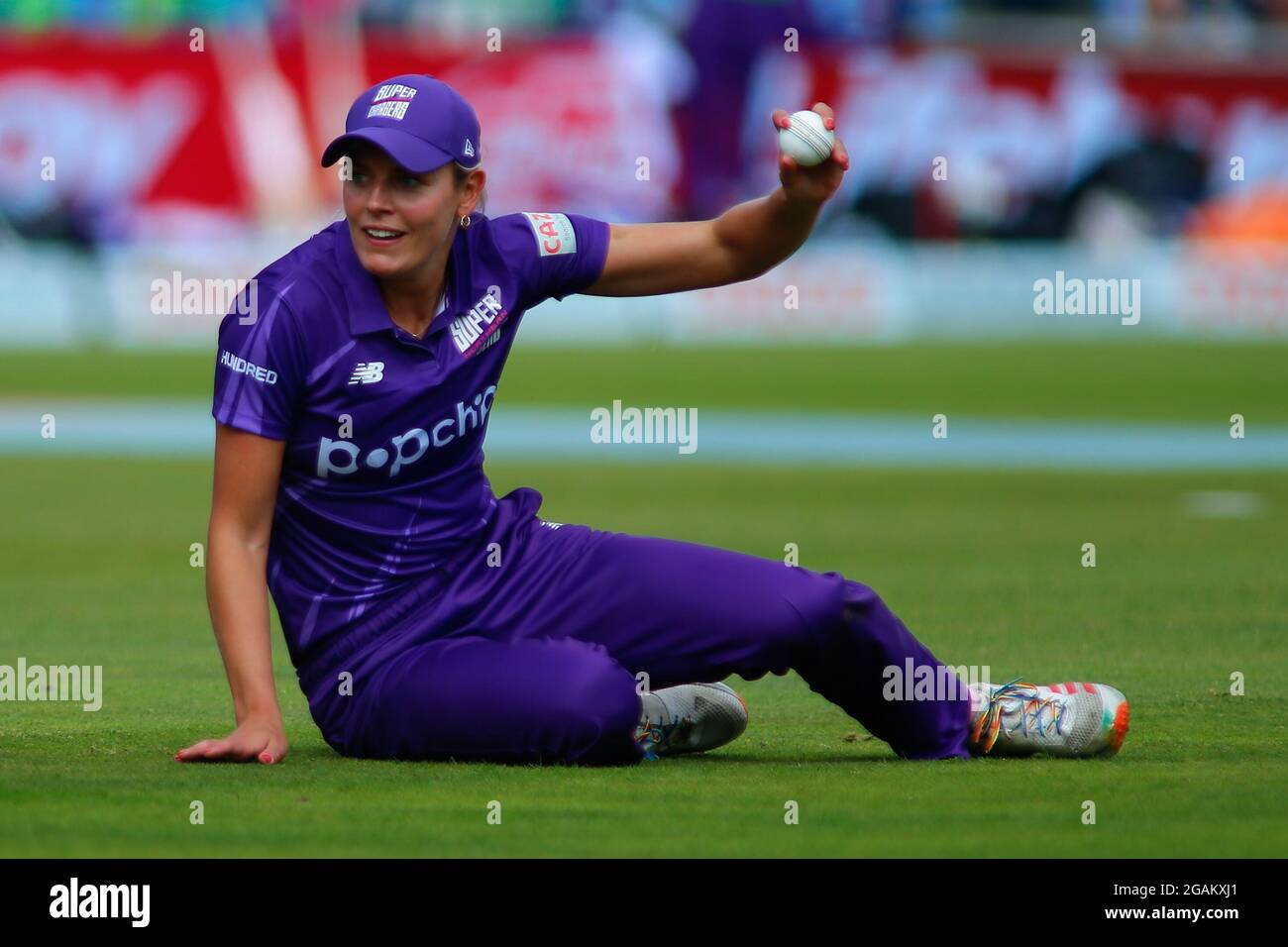 Stade Emerald Headingley, Leeds, West Yorkshire, 31 juillet 2021. The Hundred - Northern Superchargers Women vs Oval Invincible Women Phoebe Graham de Northern Superchargers Women saisit la balle pour rejeter Oval Invincible Women Alice Capsey. Crédit : Touchlinepics/Alamy Live News Banque D'Images