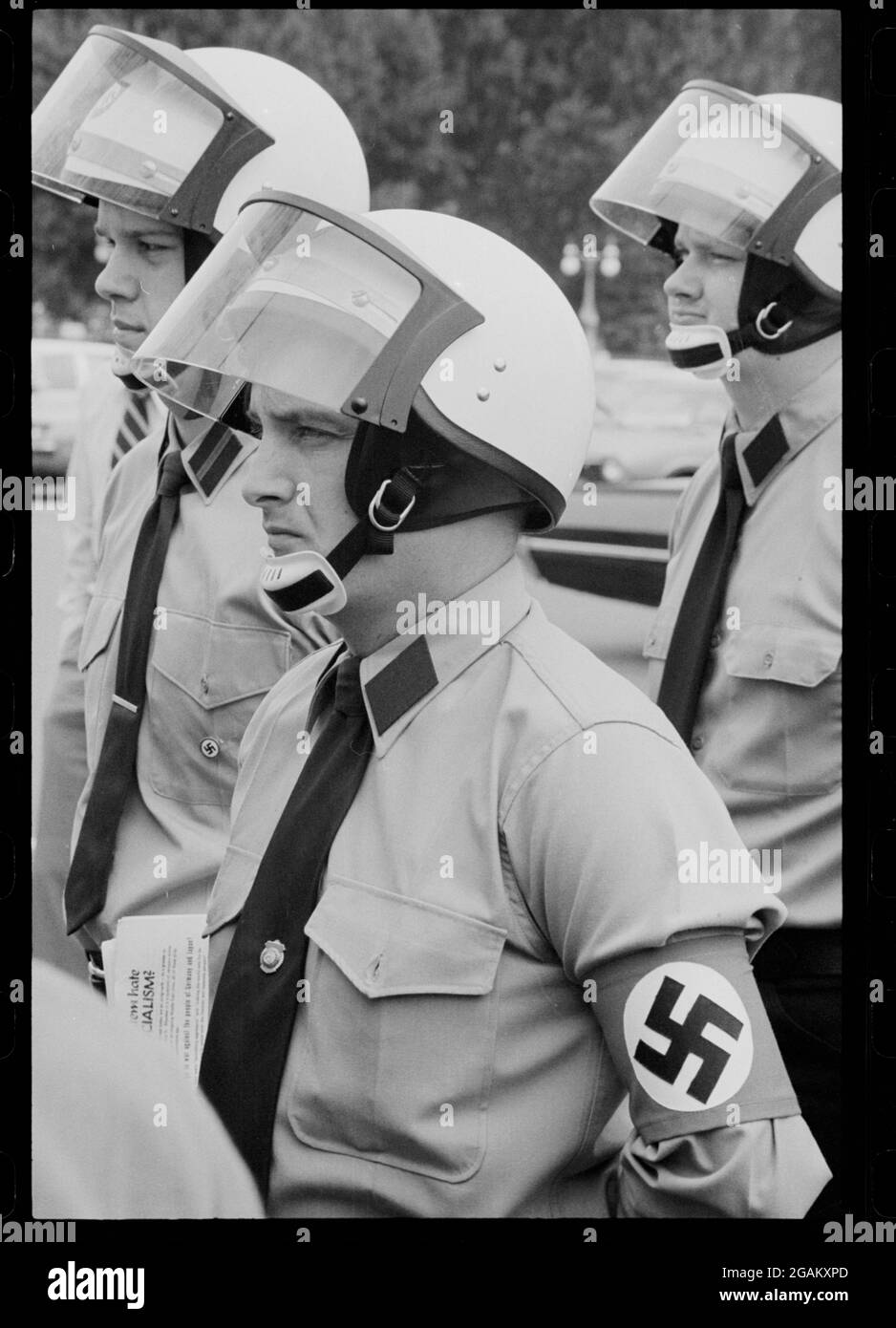 Portant des casques anti-émeute et des brassards nazis, les membres du Parti nazi américain se rassemblent pour protester contre la signature du traité transférant le contrôle du canal de Panama des États-Unis à Panama, Washington, DC, 9/7/1977. (Photo de Warren K Leffler/US News & World Report Collection/RBM Vintage Images) Banque D'Images