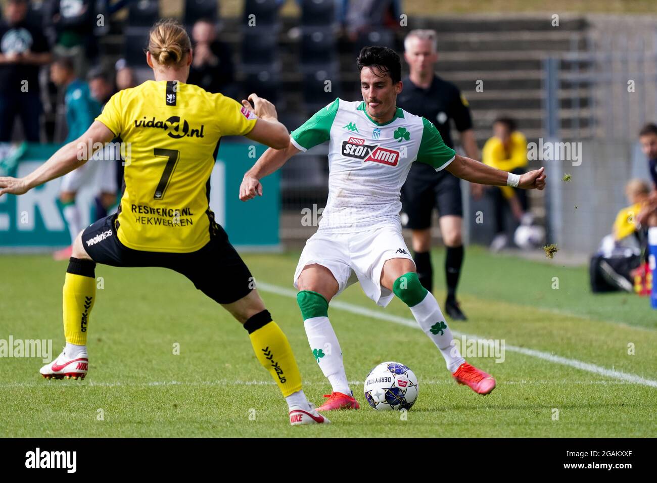 VENLO, PAYS-BAS - JUILLET 31 : Guus Hupperts de VVV Venlo et Carlos Perez Juan de Panathinaikos FC pendant le match amical pré-saison entre VVV-Venlo et Panathinaikos FC à Covebo Stadion de Koel le 31 juillet 2021 à Venlo, pays-Bas (photo de Jeroen Meuwsen/Orange Pictures) Banque D'Images