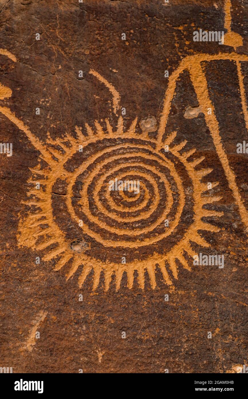 Conception abstraite, ou peut-être un bouclier, au site pétroglyphe de McKee Spring, au Dinosaur National Monument, à la frontière de l'Utah et du Colorado, aux États-Unis Banque D'Images