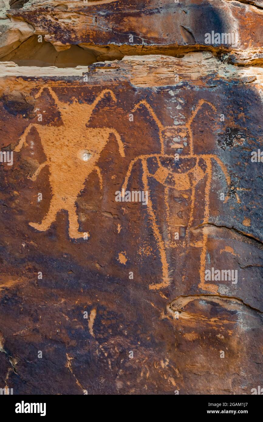 Panneau spectaculaire de figures humaines stylisées au site McKee Spring Petroglyph, Dinosaur National Monument, Utah, États-Unis Banque D'Images