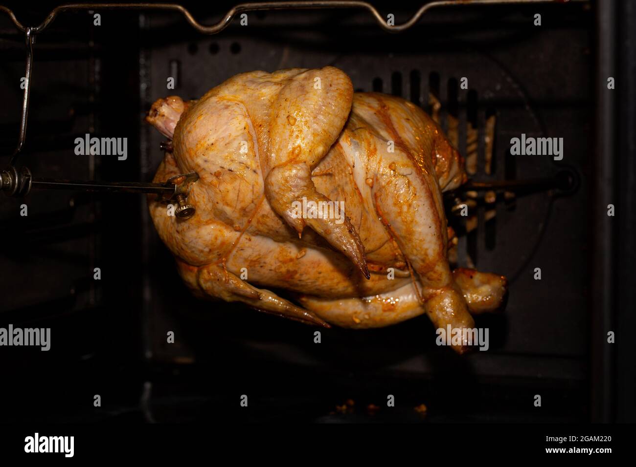 Faire cuire du poulet au four ou dans une rôtisserie sur une broche du  gril. Cuisine maison Photo Stock - Alamy
