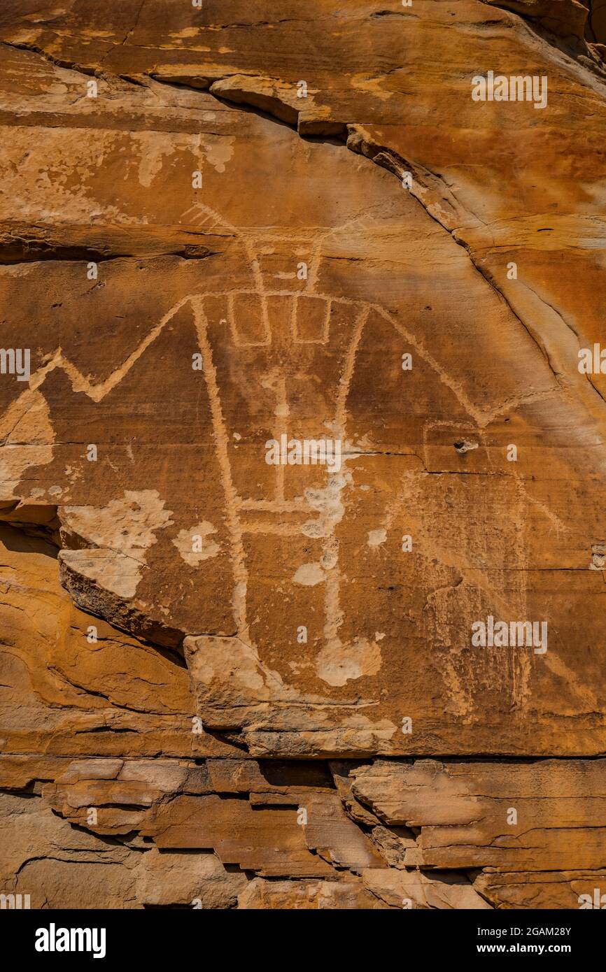 Panneau spectaculaire de figures humaines stylisées au site McKee Spring Petroglyph, Dinosaur National Monument, Utah, États-Unis Banque D'Images