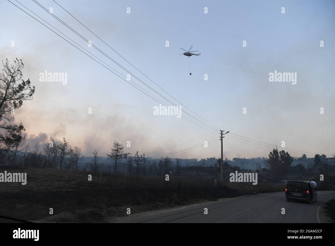 Toutes les maisons ont été brûlées lors de feux de forêt au village d'Ulukapi Sulek, près de la région de Manavgat, à Antalya. Plus de 70 feux de forêt ont éclaté cette semaine dans les provinces des côtes de la mer Égée et de la Méditerranée ainsi que dans les zones intérieures de la Turquie. Des villages et certains hôtels ont été évacués dans des zones touristiques et les gens ont été enfugés à travers les champs alors que des incendies ont fermé sur leurs maisons. Au moins quatre personnes ont été tuées par des blazettes qui ont balayé les régions touristiques d'Antalya, Manavgat, Turquie, côte méditerranéenne de la Turquie, le 28 juillet 2021. Photo de Cenk Ozel/Depo photos/ABACAPRESS.COM Banque D'Images