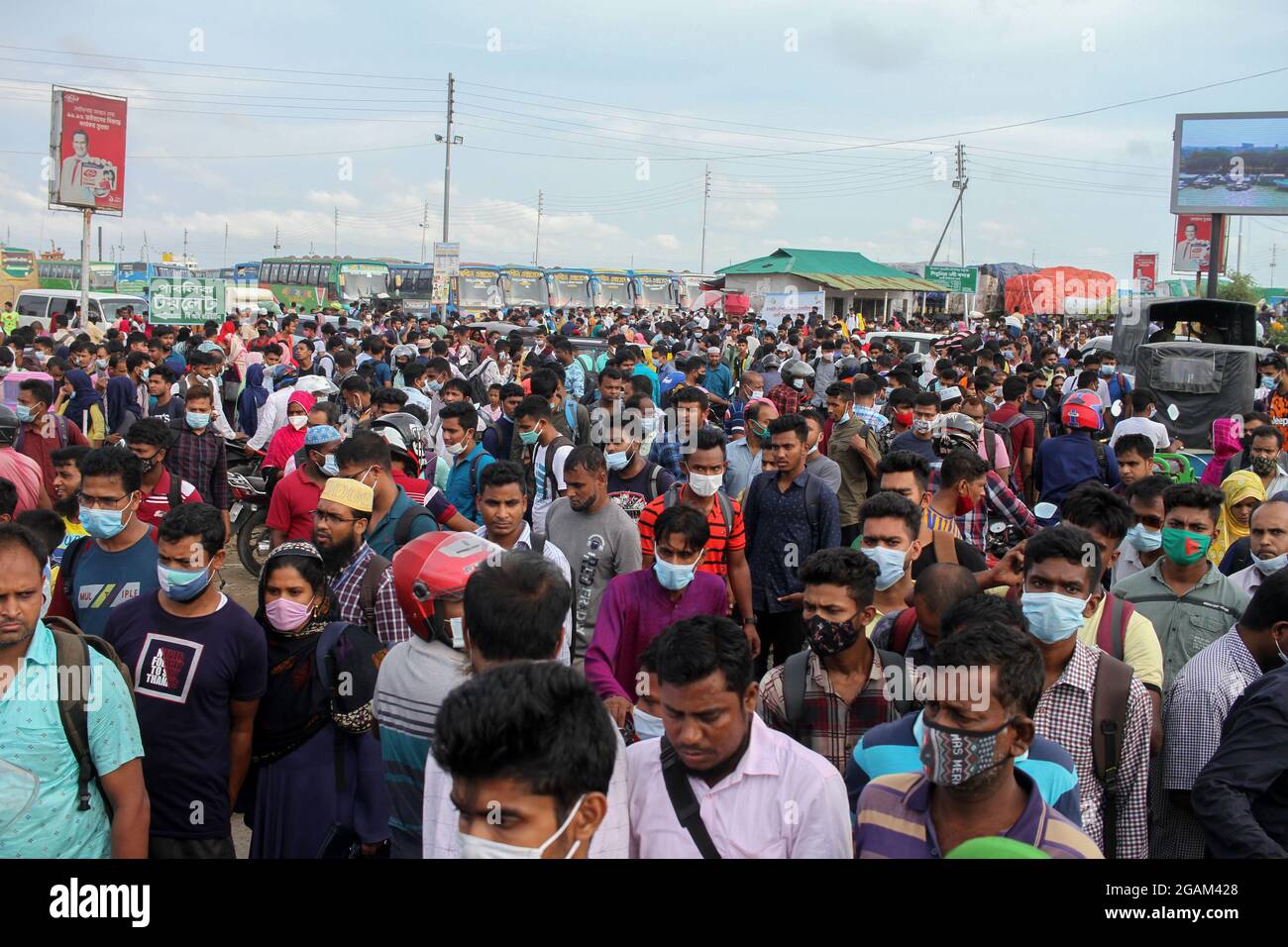 31 juillet 2021, Dhaka, Dhaka, Bangladesh : un ouvrier du vêtement se rend dans un ferry surpeuplé pour rentrer à dhaka lors d'un confinement imposé par le gouvernement dans le cadre de la pandémie Covid-19 au quai de ferry de Mawa à Munshiganj, au Bangladesh, le 31 juillet 2021.des milliers de personnes, pour la plupart des travailleurs d'usines de vêtements readymade, On a commencé à se précipiter vers Dhaka et les districts voisins, où se trouvent les usines, défiant toutes les règles de sécurité sanitaire de Covid-19 depuis samedi matin.en raison de la suspension des transports en commun, la plupart ont été vus voyager en pick-up, camions, rickshaws à batterie et minibus. (Credit image: © Abu Sufian Jewel/ZU Banque D'Images