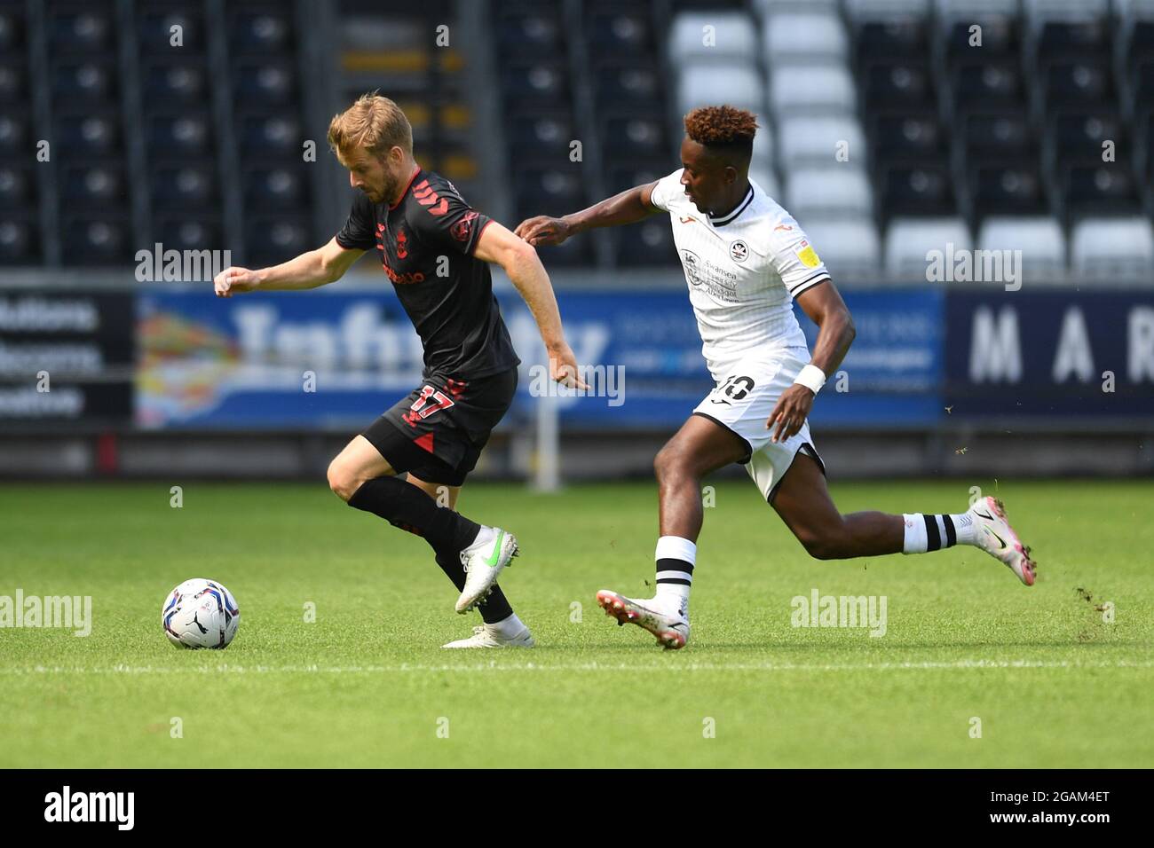 SWANSEA, ROYAUME-UNI. 31 JUILLET Stuart Armstrong de Southampton combat Jamal Lowe de Swansea City lors du match amical pré-saison entre Swansea City et Southampton au Liberty Stadium, Swansea, le samedi 31 juillet 2021. (Credit: Jeff Thomas | MI News) Credit: MI News & Sport /Alay Live News Banque D'Images