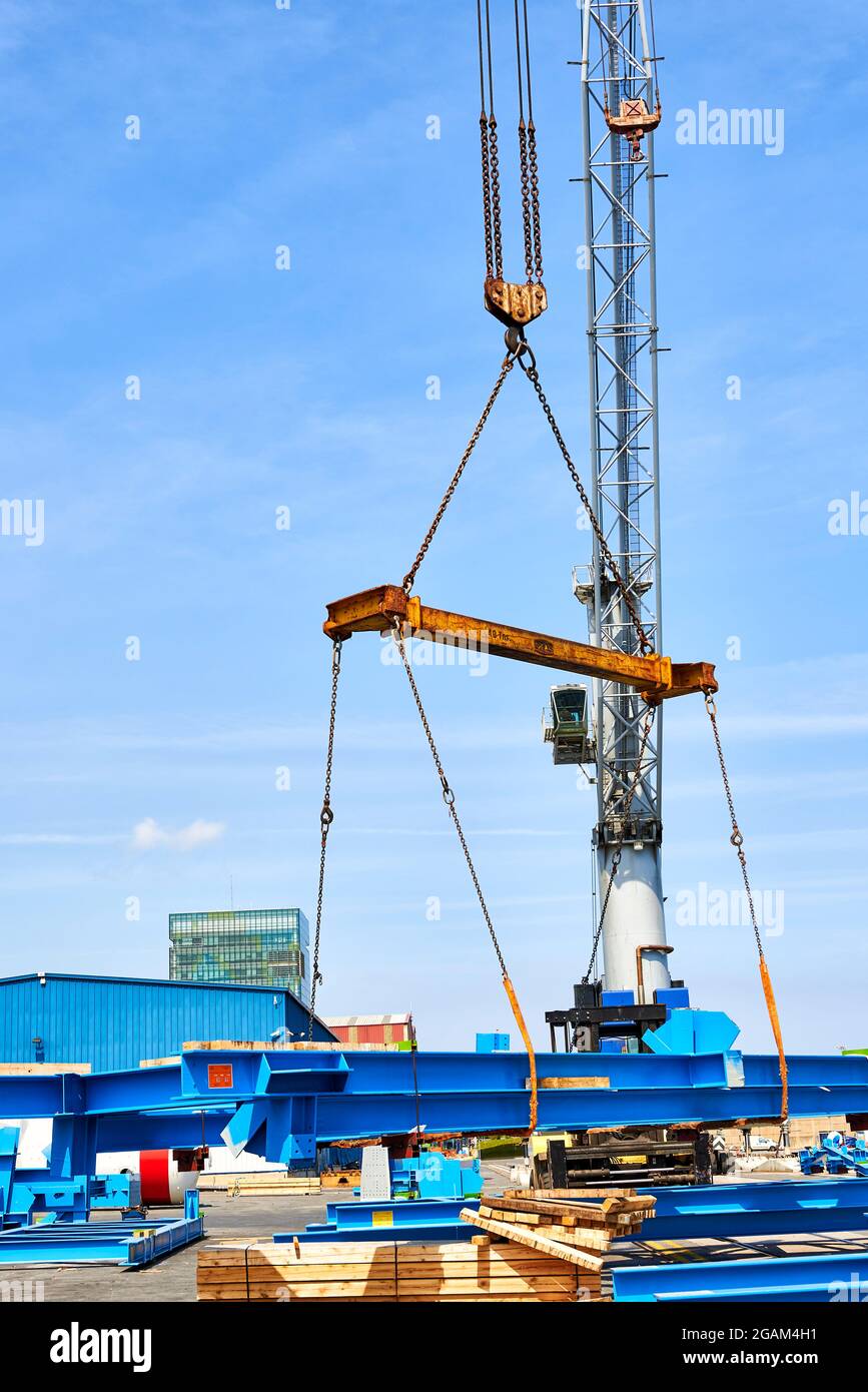 Grue chargeant une structure en acier Banque D'Images