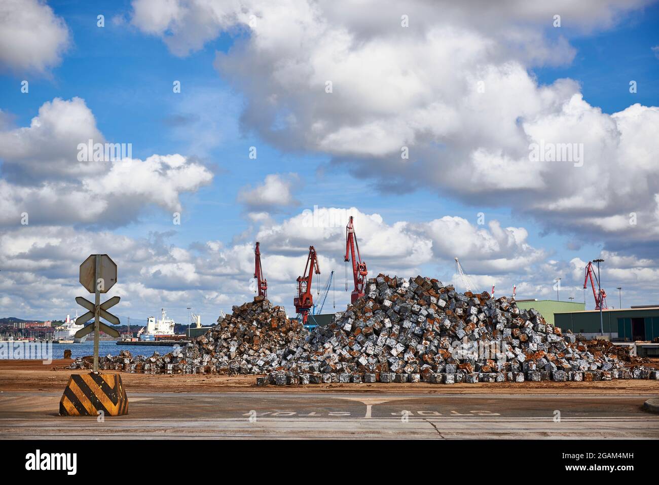 Cubes de Scrap métal dans le port de Bilbao, Santurce, Gascogne, pays Basque, Euskadi, Espagne, Europe, Banque D'Images