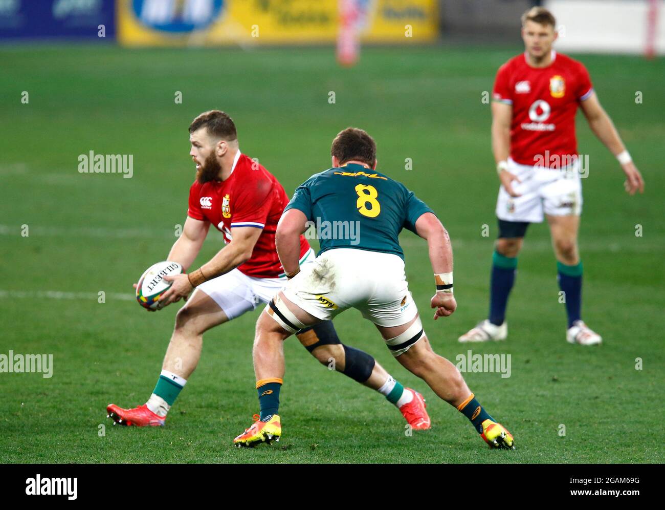 Luke Cowan-Dickie (à gauche), Lions britanniques et irlandais, tente de dépasser Jasper Wiese en Afrique du Sud lors de la série Lions de Castle Lager, deuxième match de test au stade du Cap, en Afrique du Sud. Date de la photo: Samedi 31 juillet 2021. Banque D'Images
