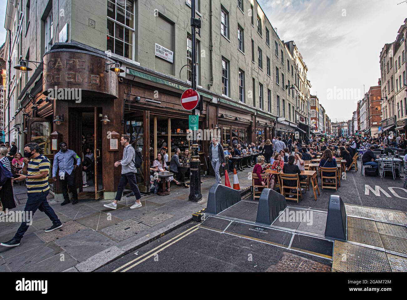 Personnes célébrant le « jour de la liberté » se terminant plus d'une année de restrictions de verrouillage de COVID-19 en Angleterre les personnes buvant sur des tables placées à l'extérieur sur Old Comp Banque D'Images