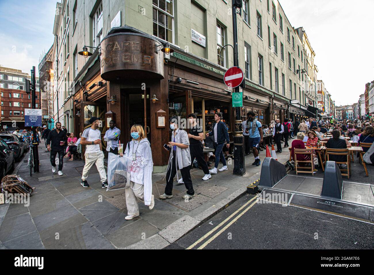 Personnes célébrant le « jour de la liberté » se terminant plus d'une année de restrictions de verrouillage de COVID-19 en Angleterre les personnes buvant sur des tables placées à l'extérieur sur Old Comp Banque D'Images