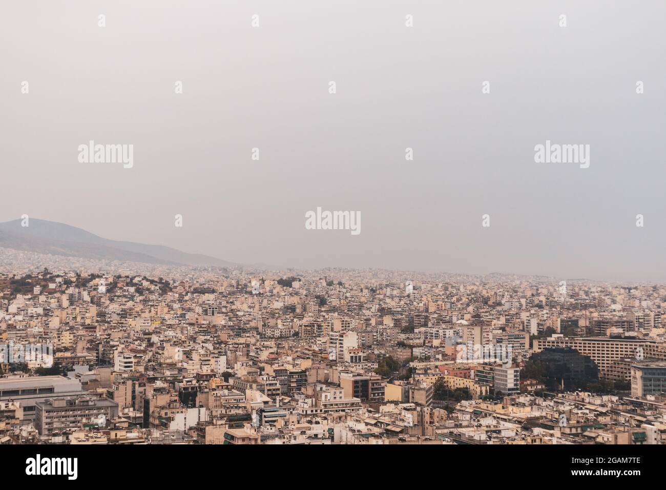 Le centre-ville d'Athènes regorge de rues bondées avec des bâtiments blancs à l'architecture par temps brumeux. Vue sur le toit depuis la colline de Filopappou, près de l'Acropole, Grèce Banque D'Images