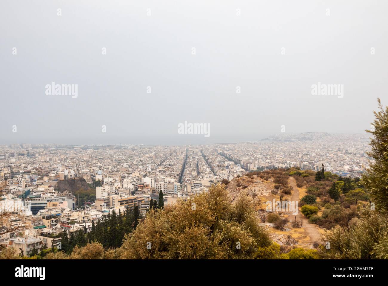Les rues du centre-ville d'Athènes sont dotées d'une architecture blanche, le jour de la brume grise. Vue sur le toit depuis la colline de Filopappou, près de l'Acropole, Grèce Banque D'Images